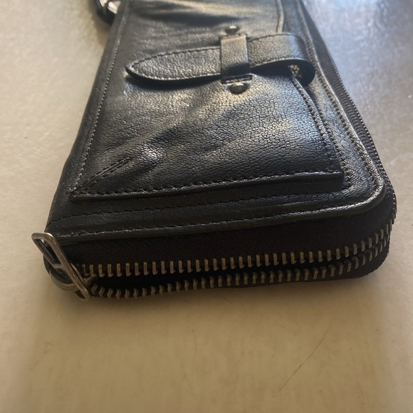 Lucky Brand Black Wristlet Wallet - Picture 3 of 9